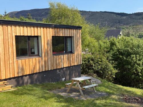 West Laroch Ski Chalet | 1 Bedroom Cabin with Mountain & Loch Views - Quiet Location between Glencoe & Ben Nevis