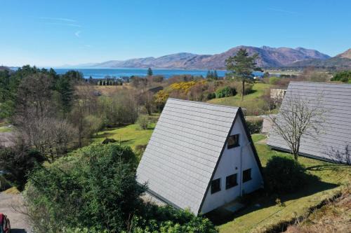 West Laroch Ski Chalet | 1 Bedroom Cabin with Mountain & Loch Views - Quiet Location between Glencoe & Ben Nevis