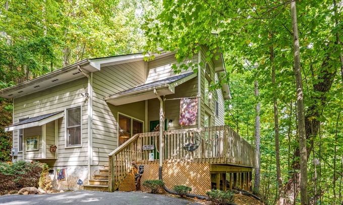 Chalet Village Ski Chalet | 1 Bedroom, Sleeps 4, Minutes To Downtown Gatlinburg, Pool Table