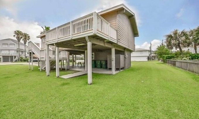 Pirates Beach House | 1 Block from beach-Gulf View! -Pet-Friendly