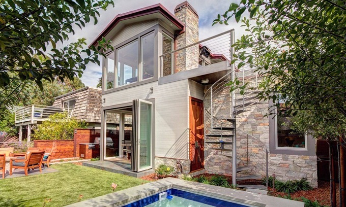 Golden Rectangle House | 1 block from the BEACH and TOWN!