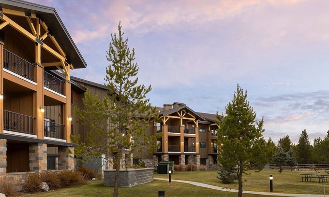 West Yellowstone Condo | 1 Block To Park Entrance, Spacious 2 BDRM Resort Condo With Kitchen/Washer/Dryer