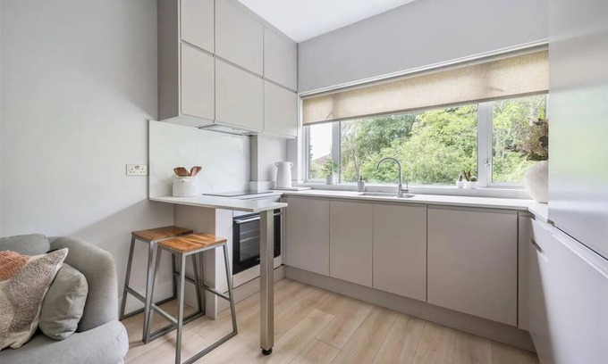 Snaresbrook Apartment | 1 BR LUXURY APARTMENT, BRIGHT, CLOSE to 2 CENTRAL LINE STATIONS, SLEEPS 2