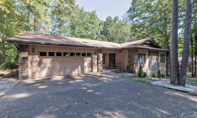 Hot Springs Village House | 1 Burladero Lane. HDTV, WIFI. Near DeSoto Golf 3 bedrm, 2 bath, 1 level Vacation