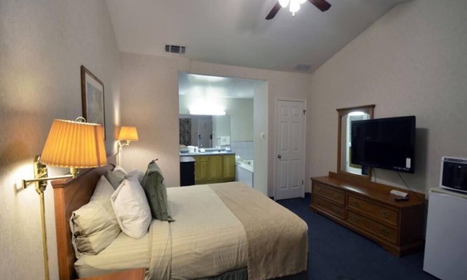 Fresno Hotel | 1 King Bed and 2 Queen Beds Suite Room