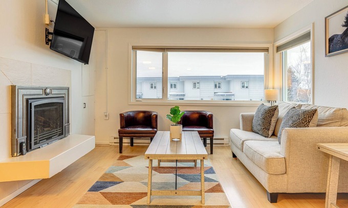 South Addition Condo | 1 Mi to Dtwn: Cozy Condo in Anchorage!
