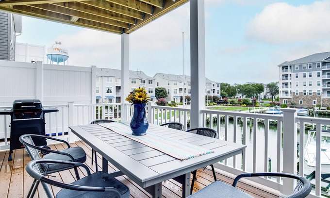 Cambridge House | < 1 Mi to Dtwn: Waterfront Townhome in Cambridge!