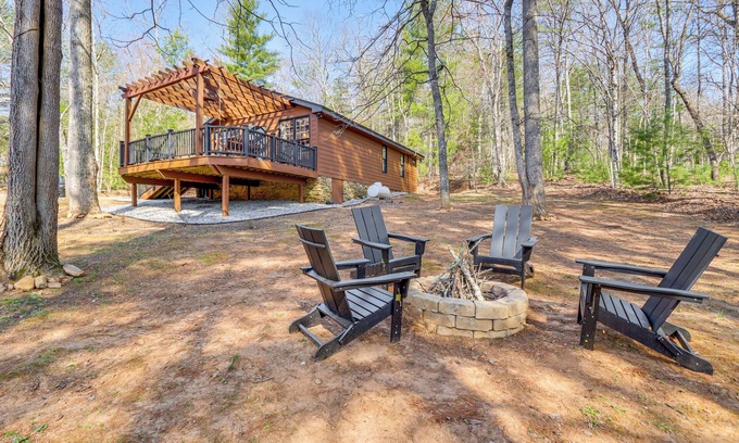 Blairsville Cabin | 1 Mi to Nottely Lake: Home w/Furnished Deck!
