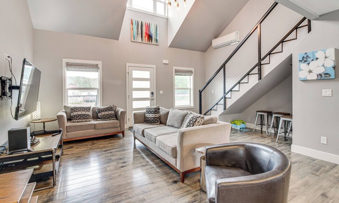 Lakeside House | 1 Mi to Oregon Dunes: Quiet Getaway w/Deck