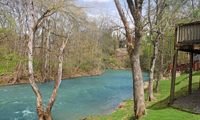 Pigeon Forge Ski Chalet | 1 Mile From Pigeon Forge Parkway-River Front Cottage-Fishing year round-One story