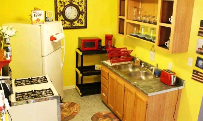 Downtown Indianapolis House | 1 min Walk to Downtown, Free Parking, Pets OK