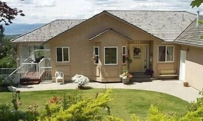 Black Mountain Apartment | 1 private self contained room, private entrance, private bathroom, no cooking