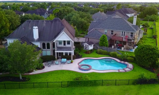 League City House | 1 Room only for Rent on the Golf Course with a Coffee Bar upstairs. Max 2 guests
