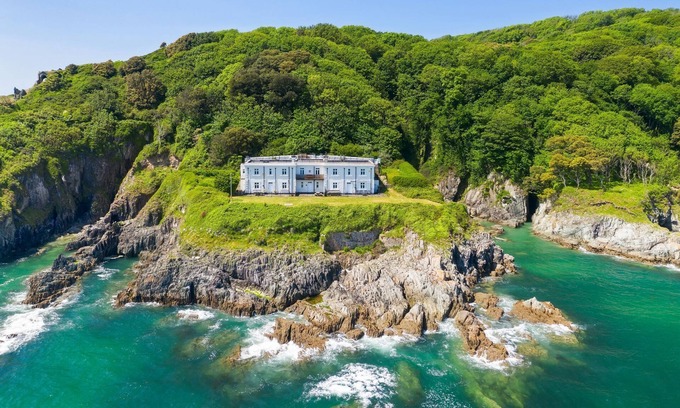 Torpoint Apartment | 1 The Old Signal House - an apartment that sleeps 6 guests in 3 bedrooms