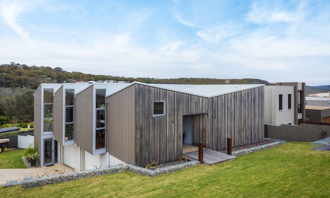 Tura Beach Cabin | 1 The Point - Pet friendly with a spa