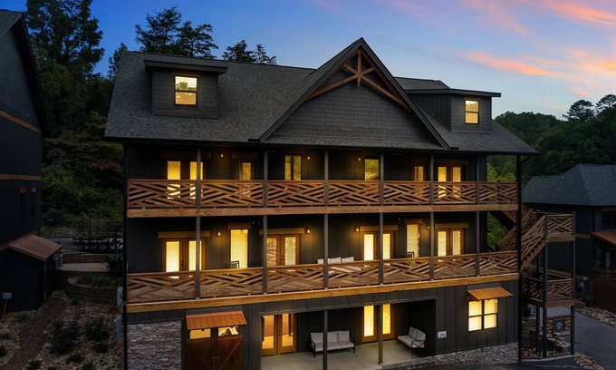 Gatlinburg - Pigeon Forge Cabin | 10 BEDROOM IN GATLINBURG! INDOOR POOL/THEATER/HUGE GATHERING AREA!
