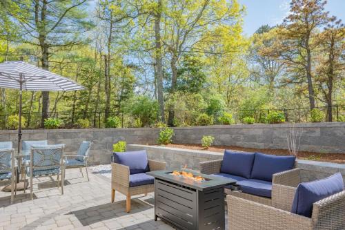 Sandwich House | 10 Bunker Circle Sandwich - The Clubhouse Retreat