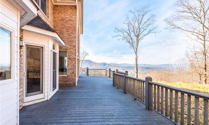 Skyland House | 10 Min TO DT, 16 min to Biltmore, Apartment Incl.