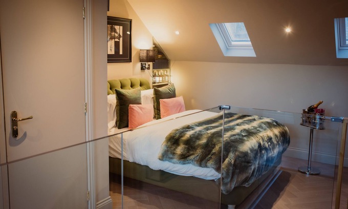 Hackney Apartment | 10-min to The City of London! King Size Bed & Sofa Bed with en-suite Bathroom.