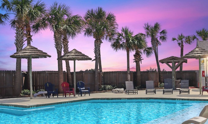 Corpus Christi House | 10 Min Walk to Beach Large Pool Beach Gear Balcony Full Kitchen WIFI