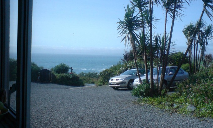 Mullion House | 10 mins on foot to beach. Short drive to golf, surf and riding. Pool access