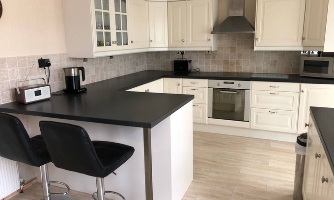 Bournemouth House | 10 mins to Bournemouth Pier with Excellent Wi-Fi.Smart Tv’s. Ample parking.