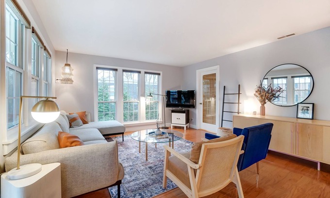 Mount Lookout House | 10 minutes to Downtown! Large urban cottage in the woods w/study in Mt Lookout