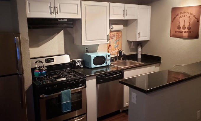 Oakmont Heights Apartment | 10 minutes to Everything. Entire apartment