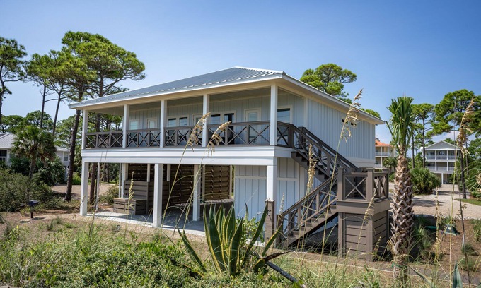 East End House | 10% OFF FALL! 'Two Shores', 4BR/4BA, Community Pool & Dock, Beach and Bay!