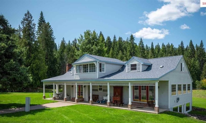 Priest River House | 10 private acres for up to 12 people.