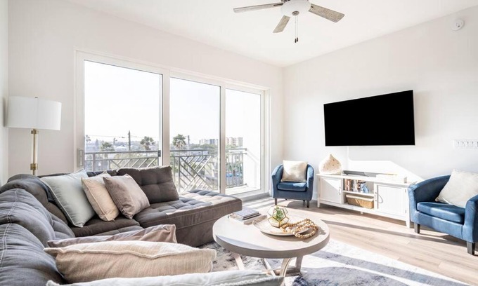 Madeira Beach Apartment | 10 Star Luxury Beach Condo-Anchor Oasis