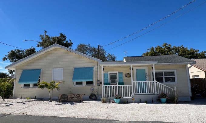 Dunedin Cottage | 1000 Oaks Cottage- 3 Bed/2 Bath with Hot Tub & short walk to Downtown Dunedin