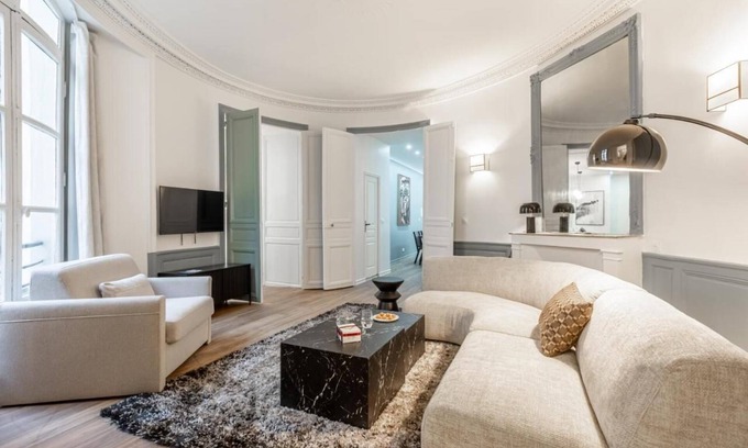Vivienne Apartment | 100m2 Uber Chic-Discover the city's treasured buildings and iconic Place Vendome