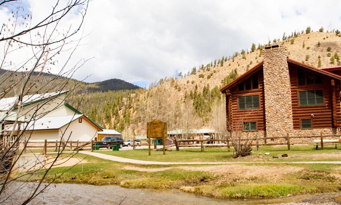 Red River Cabin | 101 Red River Lodge - Large Log Cabin on the River! Near the Lift House, WiFi, Washer/Dryer