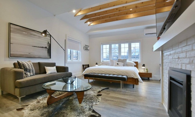 Collingwood Apartment | 102, Deluxe Studio - Downtown Collingwood, Luxury Boutique Hotel.