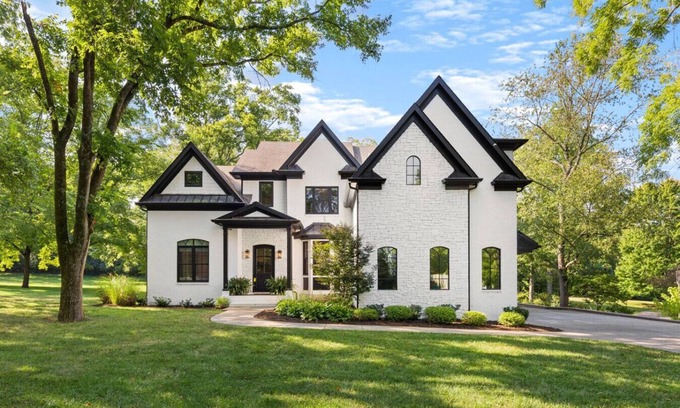 Nashville Apartment | 1037 Battery Lane Nashville (Charissa) - Luxury Home in Green Hills with Garage and Fenced Yard
