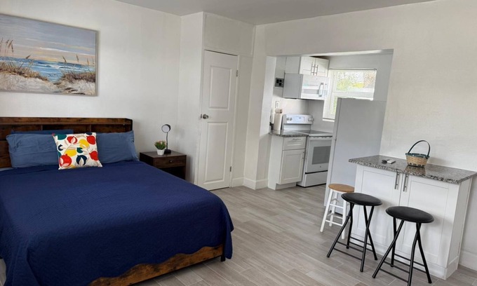 Tropic Apartment | 104 Cozy Studio - River Views & Prime Location