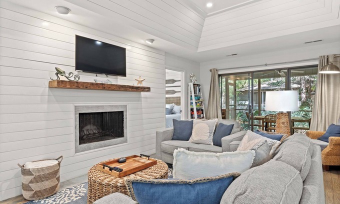 West Beach House | 1071 Sparrow Pond: 3BR Cottage, Community Pool, Credit for Bikes/Beach Gear