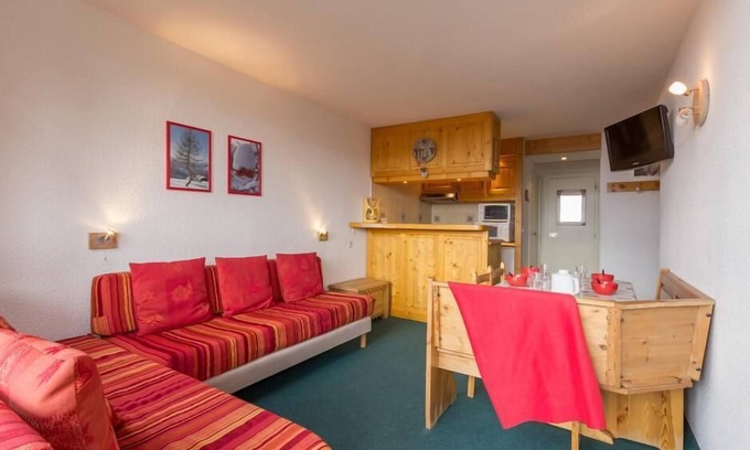 Arc-1800 Apartment | 10m from resort center, 2nd floor, view valley, balcony, tv, 33m², Les Arcs