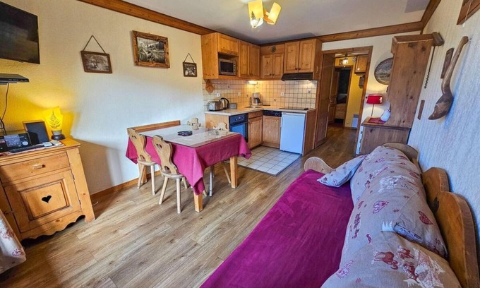 Les Bruyeres Apartment | 10m from ski slopes, Ground floor, view mountain, balcony, tv, ski locker, 30m², Les Menuires