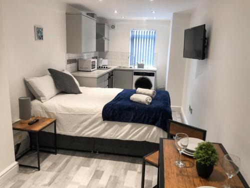 Manchester Apartment | 10min to City - FREE Parking - Private Studio - Contractor Friendly