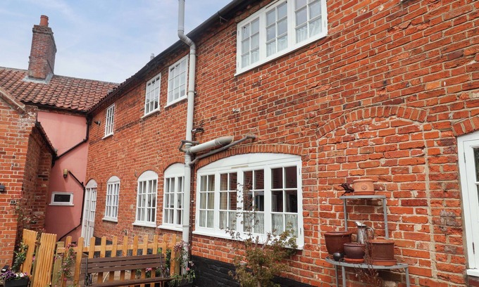 Beccles House | 11 BALLYGATE, pet friendly, character holiday cottage in Beccles