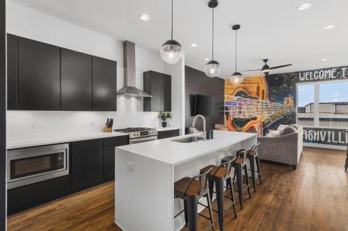 Nashville House | 11 Beds 4 Bedrooms 4 Baths with a Rooftop Deck and Garage