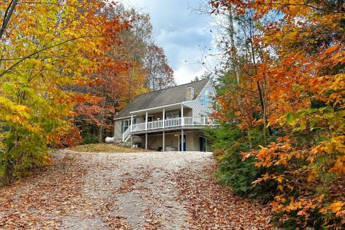 Conway House | 11 Mi to Cranmore Mtn Resort Home with Hot Tub
