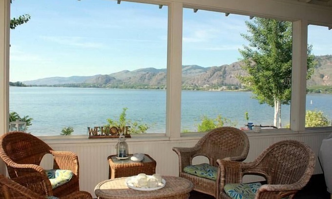 Oroville House | 113 Malarkey Lane (Beach Front)