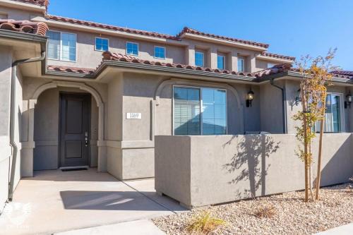 Washington House | 1169 Spacious Townhome at Escondido