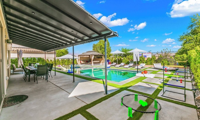 Coachella House | 12 Beds,Pool table,Ping Pong,Volleyball+Basketball