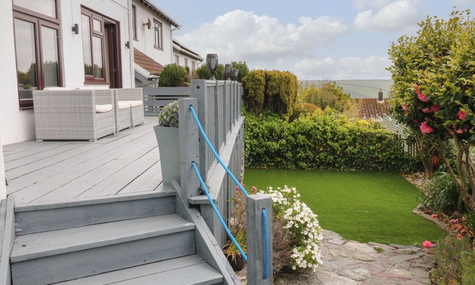 Looe Cottage | 12 CLAREMONT FALLS, family friendly, with open fire in Polperro
