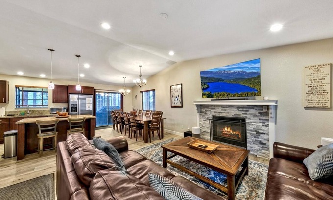 Montgomery Estates Cabin | 12 Guests+Kids, 13 Beds, Private Hot Tub, Fully Remodeled, Pool Table, Pet Friendly, A/C