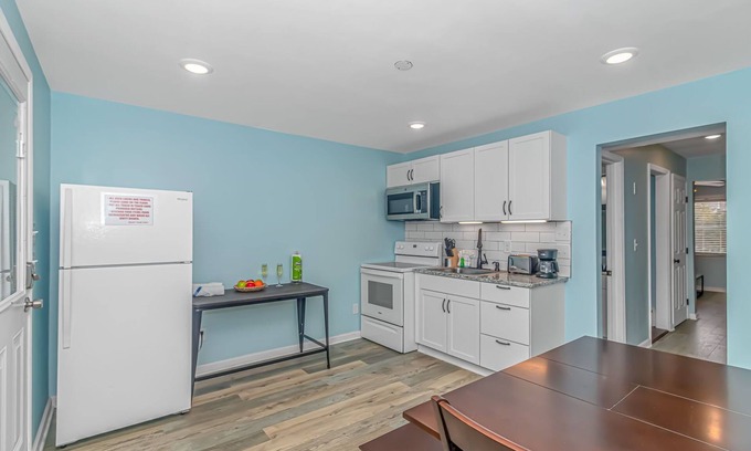 Garden City Condo | 125 Atlantic Avenue Unit H - Pet Friendly! Walk To The Beach and Pier!1BR -1BA - Sleeps 4 guests!